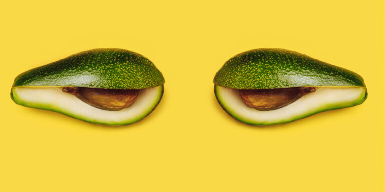 Zwei Avocados als Augen platziert auf gelbem Hintergrund!